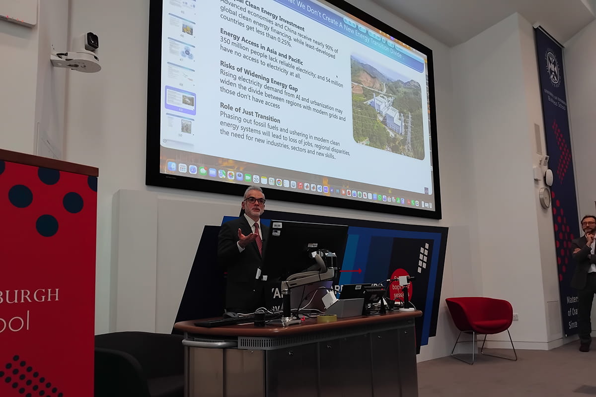 Dr Pradeep Tharakan delivering his lecture in the lecture theatre