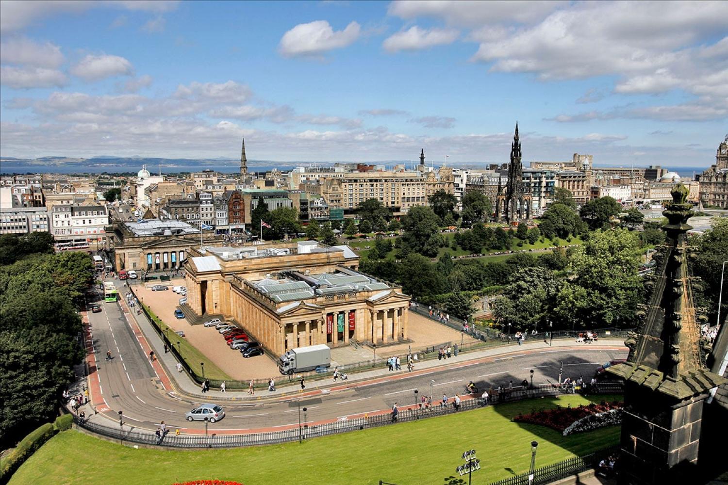 View over the National Gallery, Prince’s Street and Prince’s Street Gardens in Edinburgh on a sunny day